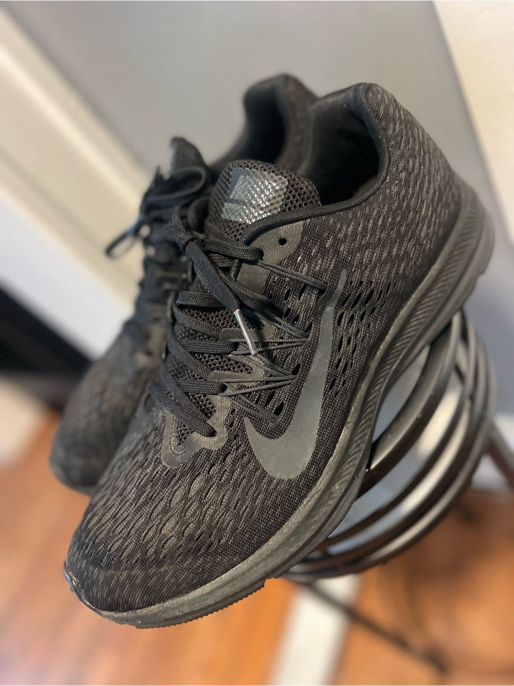 Nike Zoom Winflo 5 sneakers in black with a mesh design size 10 men